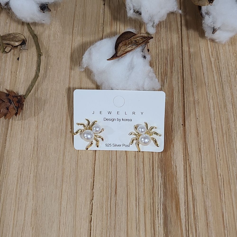 🕷🕷NEW🕷🕷GORGEOUS!! Faux Pearl Spider Earrings in 925 Silver Posts - Picture 12 of 16